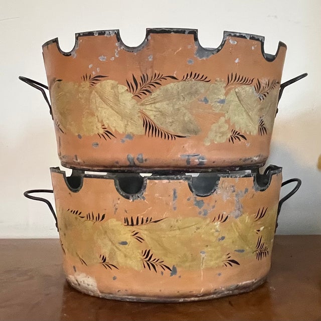 Antique Early 19th Century French Empire Tole Monteiths or Cachepot Jardinieres With a Garland of Gold Leaves on a Salmon Ground - A Pair For Sale - Image 4 of 17
