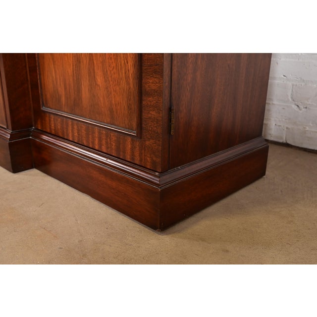 Henkel Harris Georgian Carved Mahogany Lighted Breakfront Bookcase Cabinet For Sale - Image 13 of 18