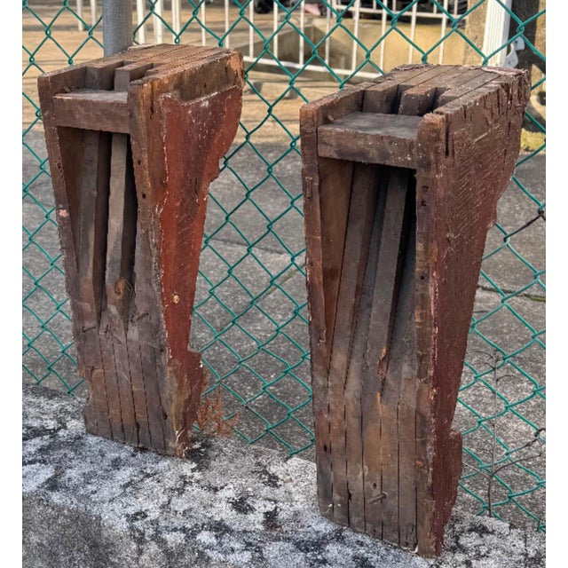A Pair of Antique 19th Century Carved Wooden Corbels With Fluted and Acanthus Leaf Details. For Sale In New York - Image 6 of 8