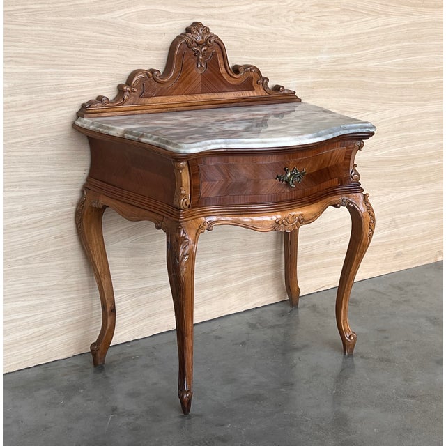1920s French Pair of Nightstand Tables With Crest & Carved Drawer and Cabriole Legs For Sale - Image 5 of 10