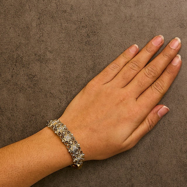 2020s 14K Gold 1.00 Cttw Diamond Vintage Inspired Floral Bangle Bracelet (H-I Color, SI1-SI2 Clarity) - 7.75" Inches For Sale - Image 5 of 6