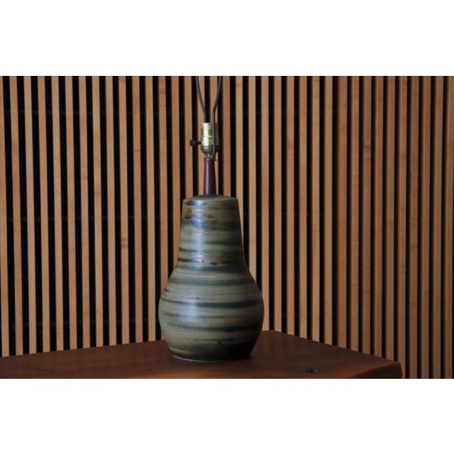 1960s Jane and Gordon Martz Mid-Century Modern Gourd Lamp With Earth Toned Glaze For Sale - Image 6 of 7