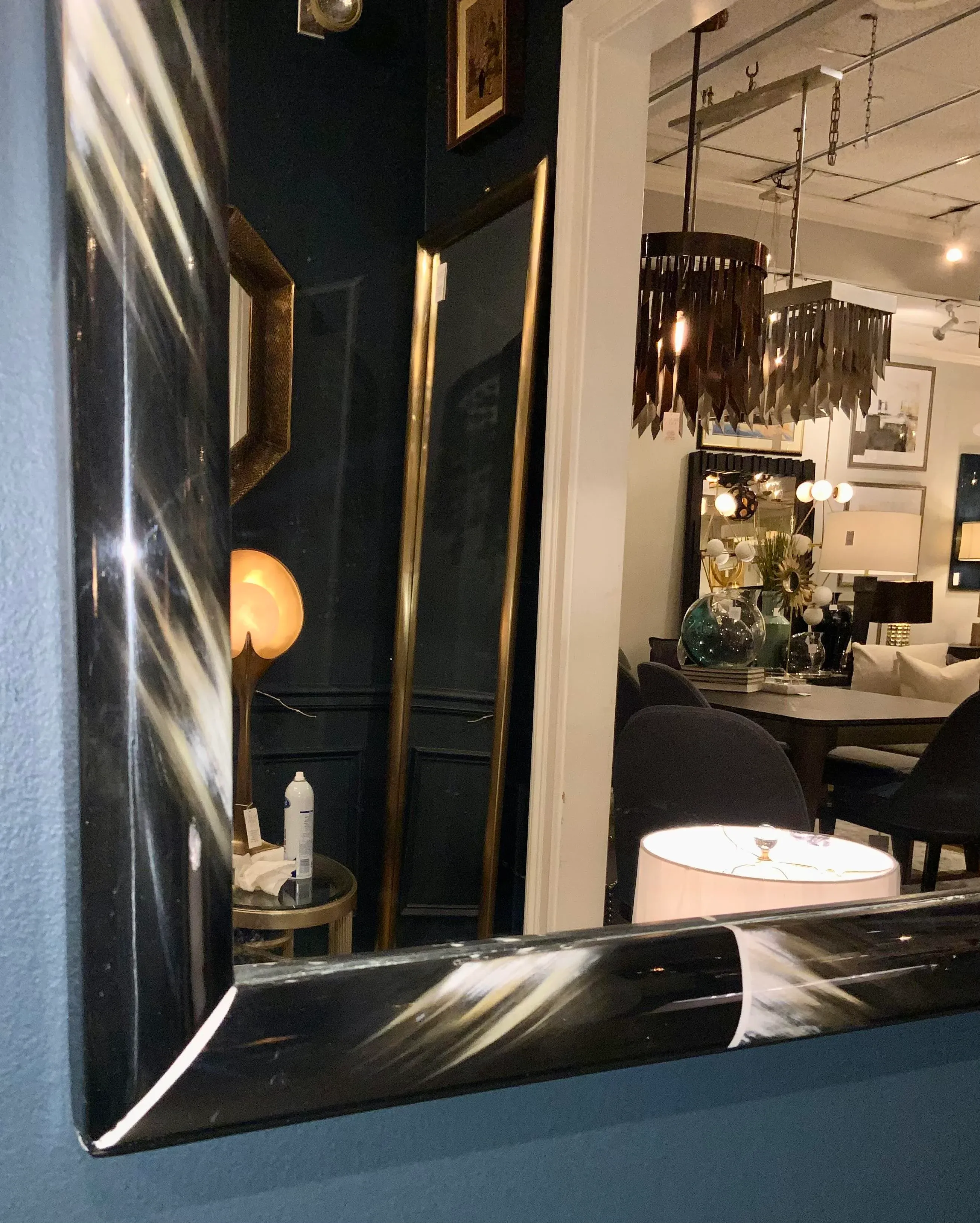 【希少】THEODORE ALEXANDER 壁掛け　ミラー　イギリス最高級 Theodore Alexander Modern Faux Horn Wall Mirror | Chairish