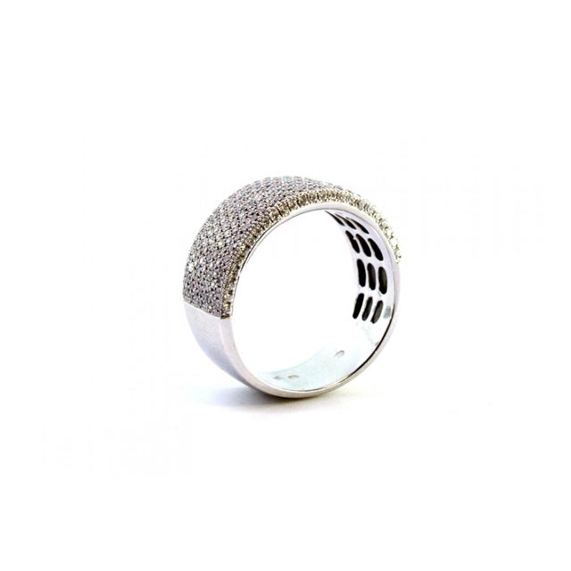 White gold ring with brilliant-cut diamonds (224) and eight bands. Metal: Gold. Origin: Portuguese. Brand: Andorinha....