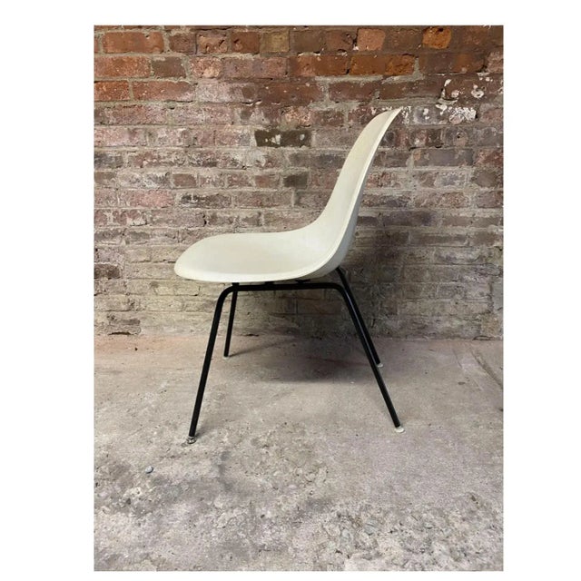 Set of 4 Vintage White Fiberglass Eames Chairs by Herman Miller For Sale In Los Angeles - Image 6 of 7