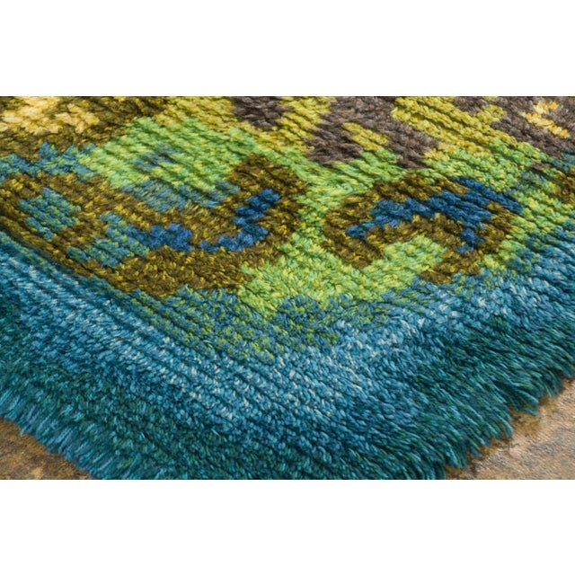 Hand-knotted in wool and originating 1970-1979, this 4x6 vintage Swedish rya rug joins Rug & Kilim’s Scandinavian...