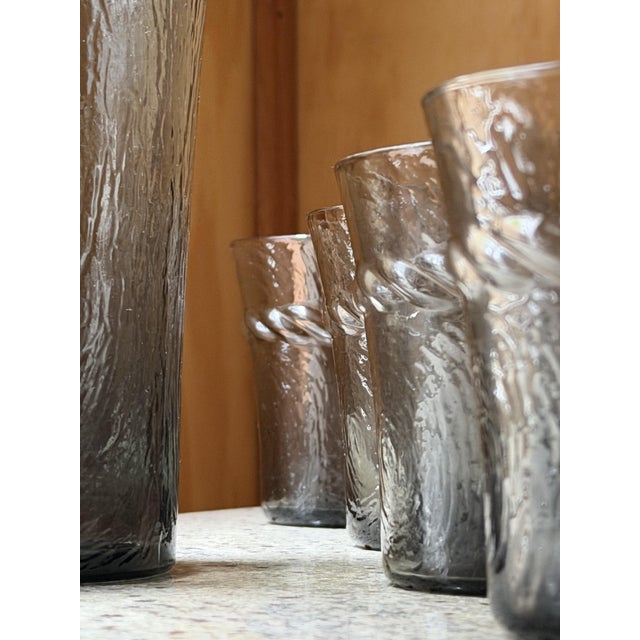 Mid-Century Modern Smoky Grey Woodgrain Bark Glass Pitcher and Tumbler Set, 1970, Set of 5 For Sale - Image 4 of 16