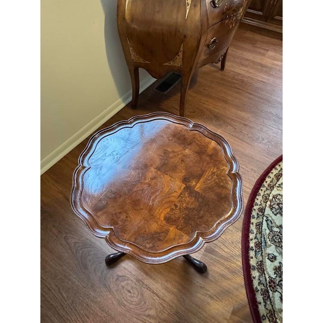 Hekman Furniture Vintage Hekman Scalloped Pie Crust Brass Tray Top Pedestal Accent Side Butler Table For Sale - Image 4 of 7