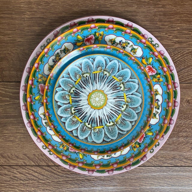 Chinoiserie 19th Century Famille Rose Bone China Salad Plates – Chinoiserie Floral Bird Butterfly (Set of 4, 8") For Sale - Image 3 of 3