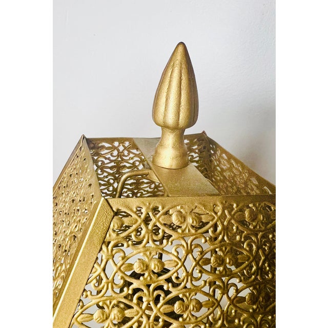 Mid-Century Hollywood Regency Pineapple Lamp With Filigree Metal Shade & Brass Finial, 2-Way Light For Sale - Image 12 of 12