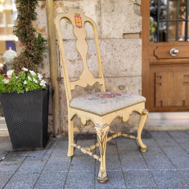 Baroque chair, heraldic emblem, 19th century. XVIII - Spain Spectacular late baroque style chair, made of wood and with a...