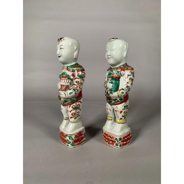 Asian Pair of Hoho Brothers Figurines, Kangxi Period, 18th Century, China, Famille Verte For Sale - Image 3 of 8