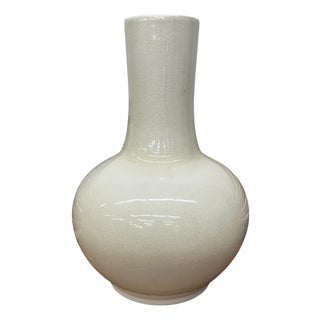 Winter Silk White Glazed Ceramic Vase with Bottle Shape For Sale