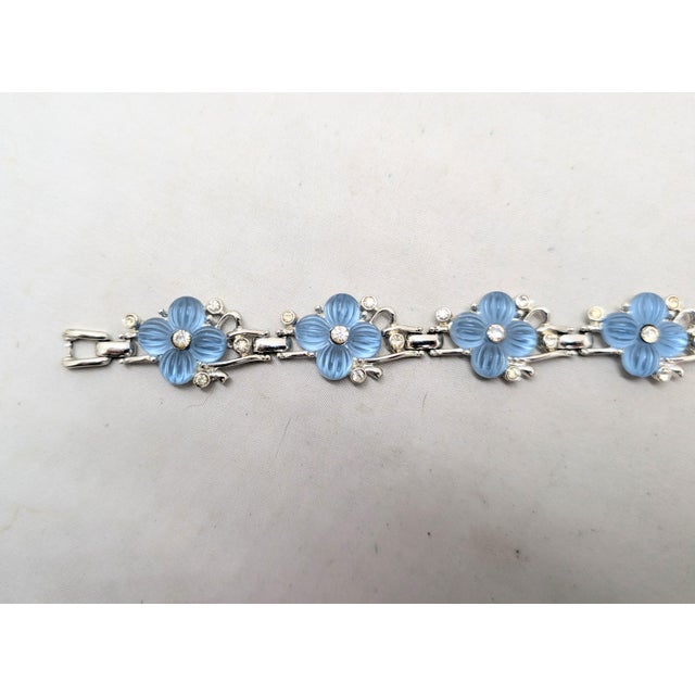1950s Vintage 1950s Signed Kramer Rhodium Plated Blue Glass Flowers & Clear Rhinestone Bracelet For Sale - Image 5 of 8