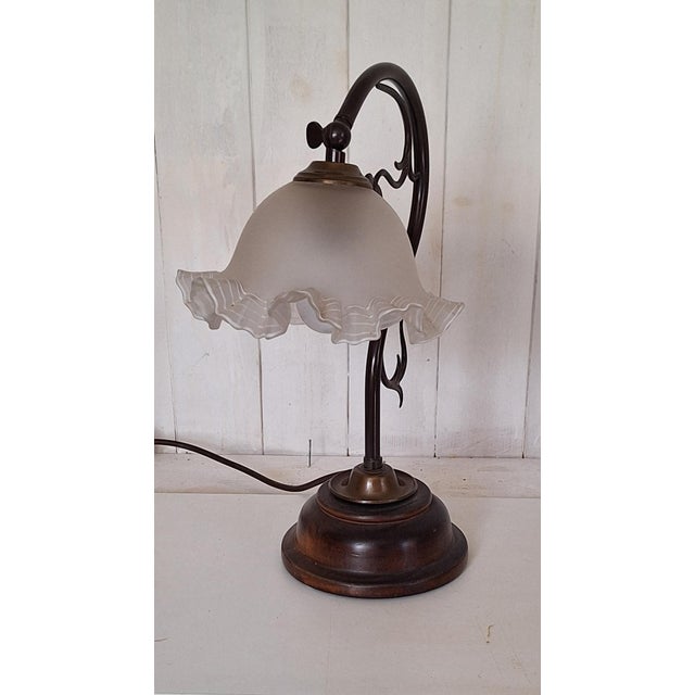 1970s Vintage Table Lamp with Patinated Brass Frame on Maple Base and Adjustable Decorated Glass Shade, 1970s For Sale - Image 5 of 6