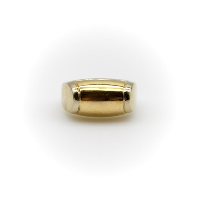 This is an 18k gold vintage Bvlgari two-tone tronchetto ring. Meaning “little log” in Italian, “tronchetto” is a reference...
