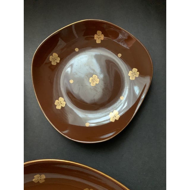 1960s Mid-Century Chocolate Brown & 22k Gold Floral Dessert Plate Set With Freeform Cake Platter — Serving for Six, Set of 7 Pieces For Sale - Image 5 of 11