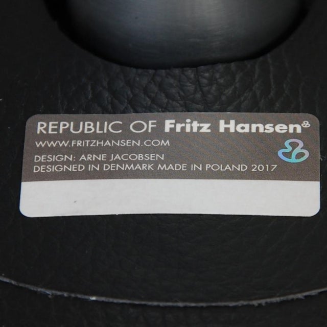 Egg Chair in Black Aura Leather by Arne Jacobsen, 2017 For Sale - Image 14 of 15