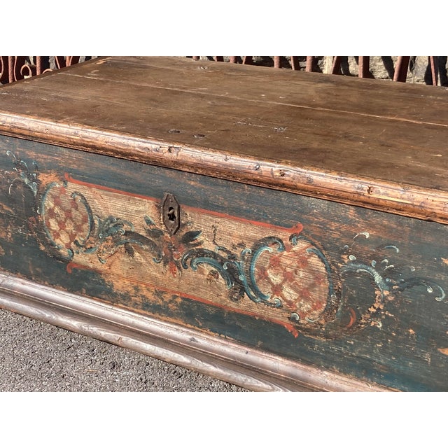 Mid 19th Century Pine Trunk or Blanket Chest in Original Paint For Sale - Image 4 of 15
