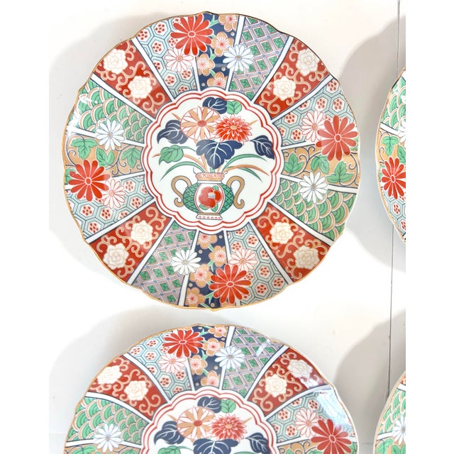 Ceramic Vintage Japanese Imari 22k Gold Dinner Plates – Hand Painted Japanese Floral Vase Panel Design - Set of 6 For Sale - Image 7 of 12