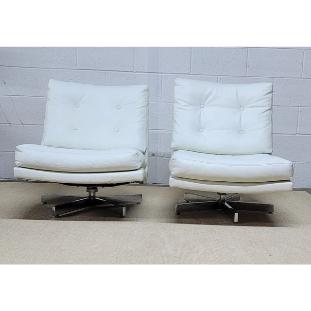 1960s Pair of Baughman Attributed White Leather Swivel Lounge Chairs For Sale - Image 10 of 11