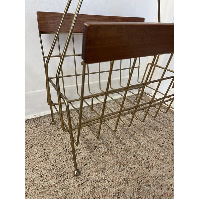 Brass 1960s Mid-Century Modern Brass Toned Wire and Wood Magazine Rack With Sculptural Handle. For Sale - Image 8 of 9