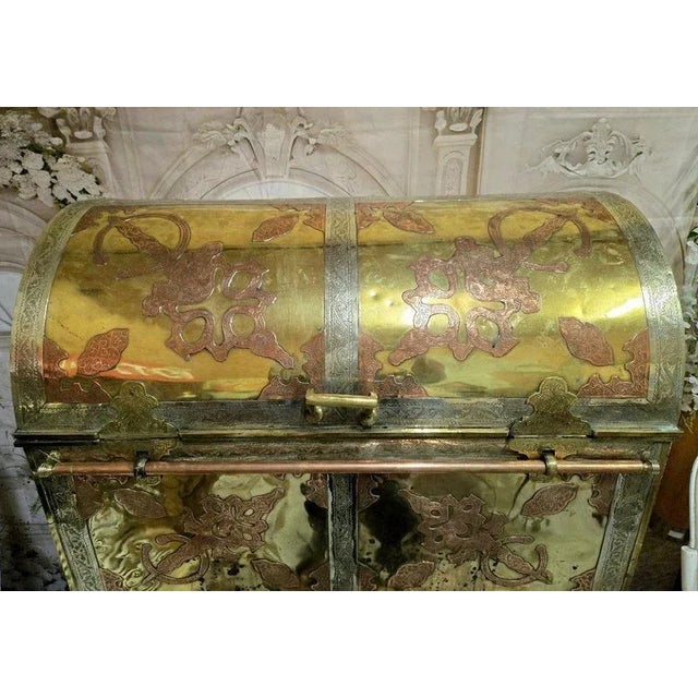 Large oriental chest in bronze, copper and gilt brass chased and applied decorations fully lined inside very fine piece