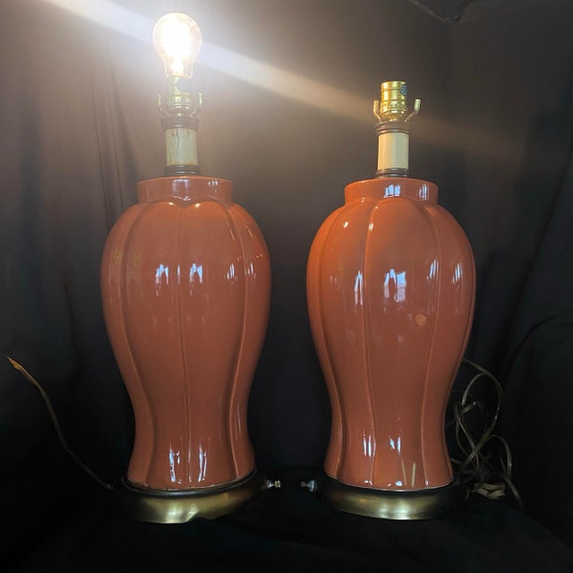 Leviton 1970s Hollywood Regency Leviton Dusty Peach Ginger Jar Ceramic Table Lamps - Pair For Sale - Image 4 of 5