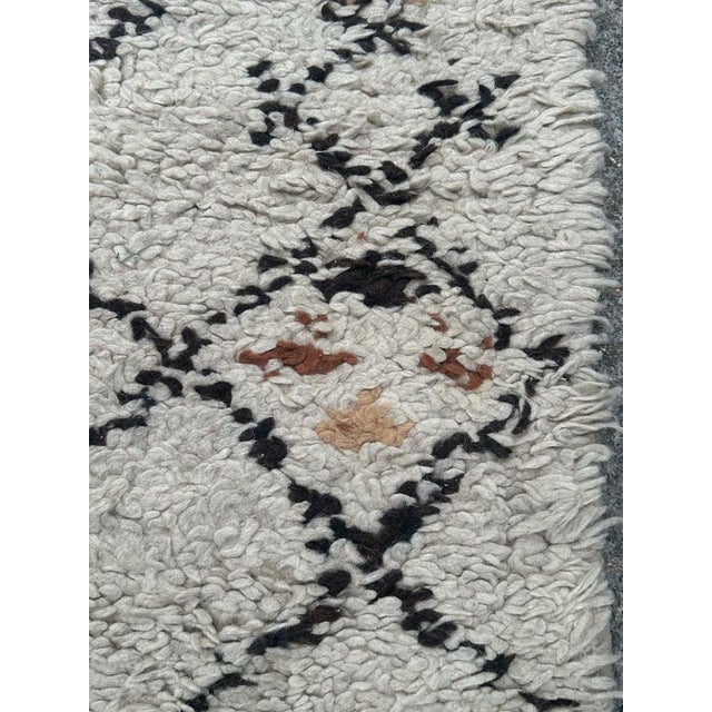 Small Mid-Century Moroccan Tribal Beni Ouarain Rug, 1940s For Sale - Image 14 of 17