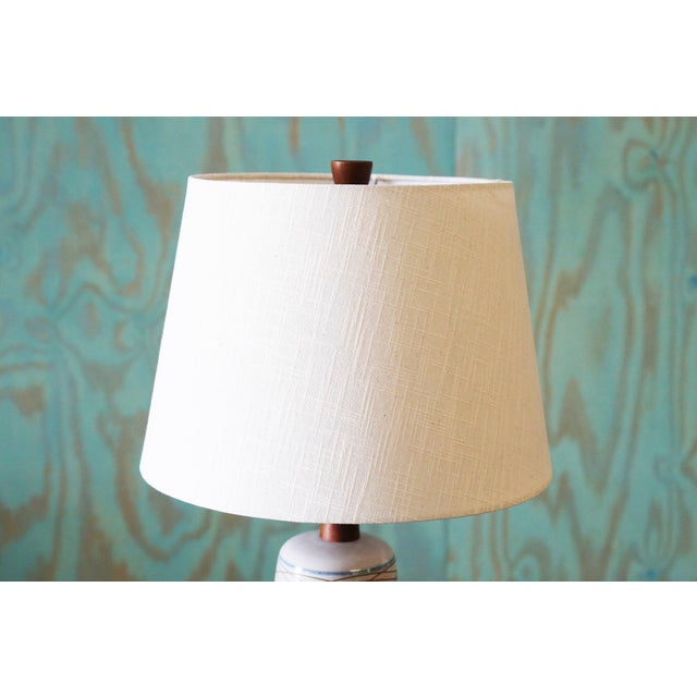 1960s 1960s Gordon and Jane Martz M85 Lamp for Marshall Studios Matte White Blue and Tan Incised Decoration For Sale - Image 5 of 11