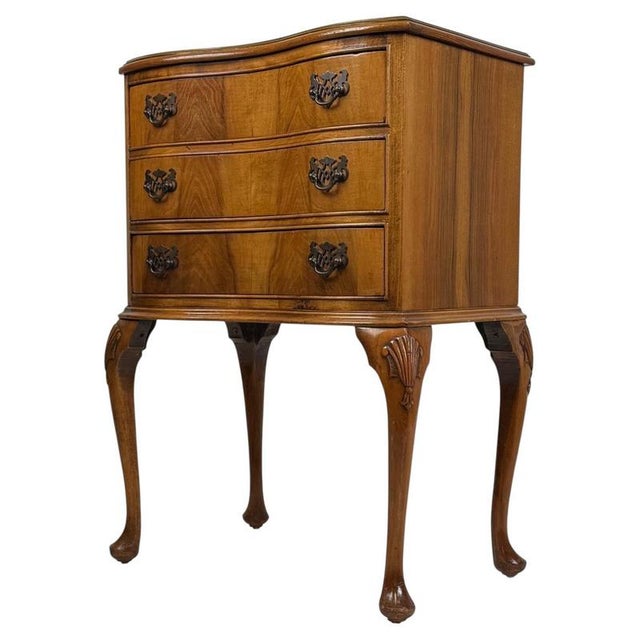 A particularly attractive and beautifully crafted early 20th-century English chest of drawers, distinguished by its...