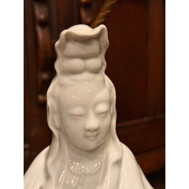 Mid 20th Century Vintage Blanc De Chine Style Porcelain Guanyin Figural Table Lamp With Brass Base For Sale - Image 5 of 15