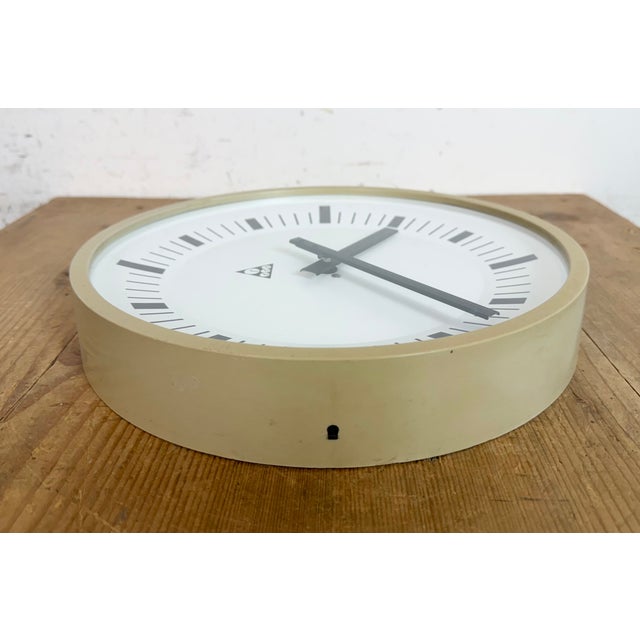 Industrial Beige Bakelite Wall Clock from Pragotron, 1970s For Sale - Image 12 of 18
