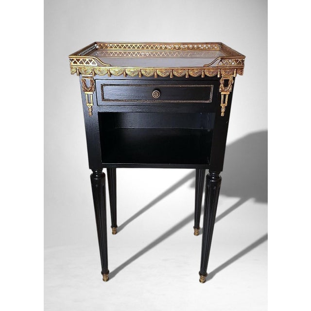 Early 20th Century French Louis XVI Revival Pair of Nightstands in Carrara Marble and Gilt Bronze For Sale - Image 9 of 18