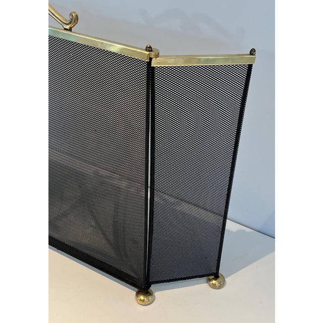This fireplace screen is made of brass and grilling. This is a French work. Circa 1970