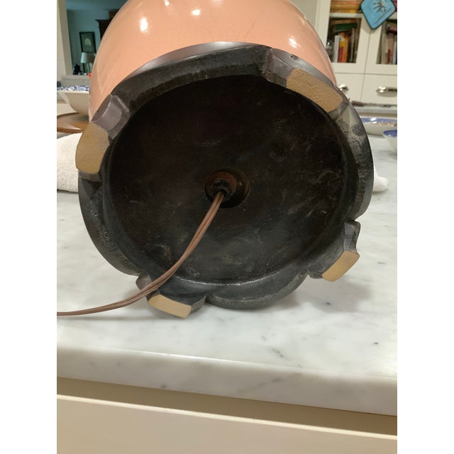 Late 20th Century Large Coral Colored Crackle‑Glaze Ginger Jar Table Lamp With Wooden Ming Base for Palm Beach Regency or Coastal Decor. See Photos! For Sale - Image 10 of 10