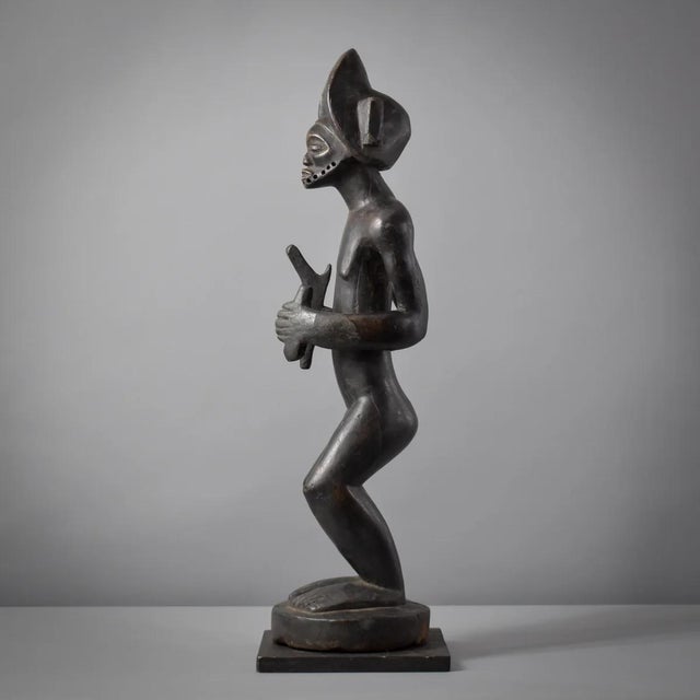 Early 20th Century Chokwe Kiuumbu Chief Mwanangana Figure on Custom Base For Sale - Image 9 of 11