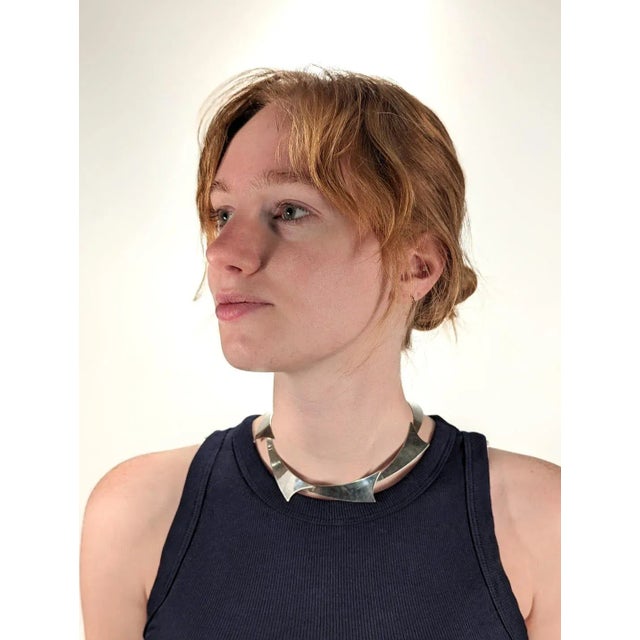 A fine Modernist collier or choker necklace. In sterling silver. By Noble Smith (Shirley Smith), an American female...