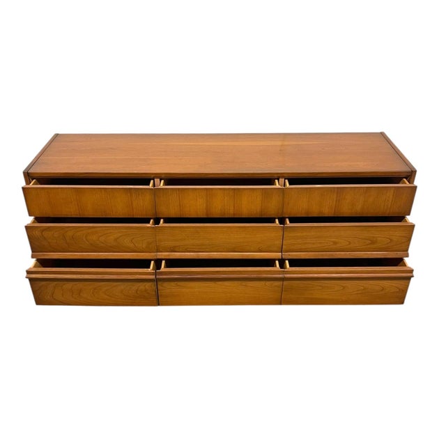 Vintage Mid-Century Modern 9-Drawer Low Dresser / Credenza With Sculpted Integrated Pulls and Dovetail Drawers For Sale - Image 4 of 9