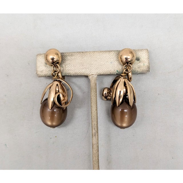 1950s Vintage Signed Napier Goldtone Brown Moonglow Cumquat Drop Clip Earrings-2 Pieces For Sale - Image 5 of 12