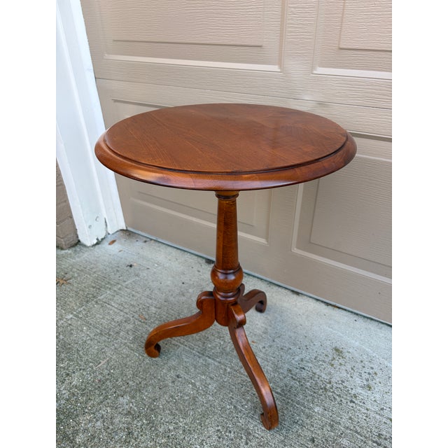 A gorgeous American colonial or Queen Anne style cherry wood or side table By Ethan Allen USA, Late 20th Century Measures:...