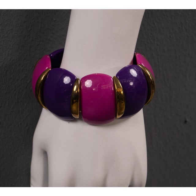 This timelessly elegant costume jewelry bangle embodies the charm of the 1980s. Its design captivates with its colors and...