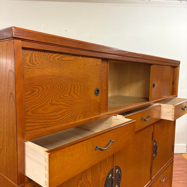 Large 1980s Japanese Tansu Chest Cabinet With Beautifully Figured Wood For Sale - Image 9 of 18