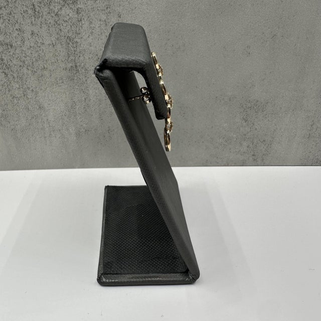 Contemporary Diamond Link Earrings in 14kt Yellow Gold – 0.15ctw, 3.32g, New Condition, A Pair For Sale - Image 3 of 5