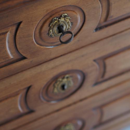 19th Century Louis XVI Style Chest of Drawers in Walnut For Sale - Image 4 of 15