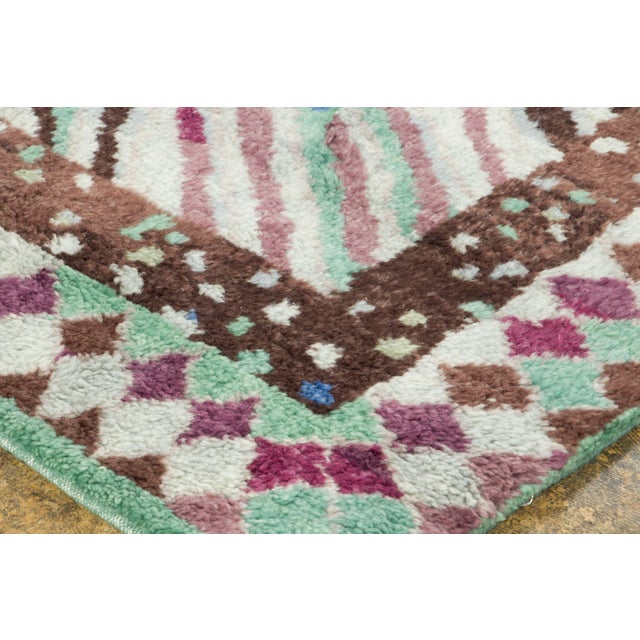 Hand-knotted in wool, this 5x8 contemporary Art Deco rug reimagines geometric maximalism. The design features a dynamic,...