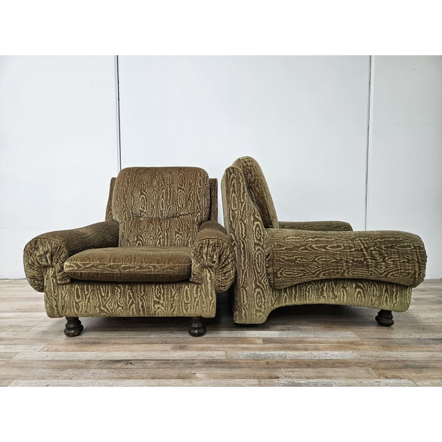 Pair of 1970s-style armchairs in green fabric with wooden legs and base, a unique piece with a modern and functional...