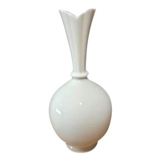 Vintage Lenox Ivory Scalloped Rim Porcelain Vase – Elegant Classic Decorative Accent For Sale