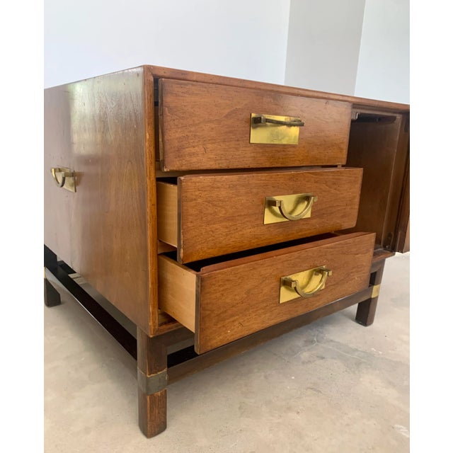Mid-Century Modern Tung-Si End Table on Stand by Hickory For Sale - Image 9 of 9