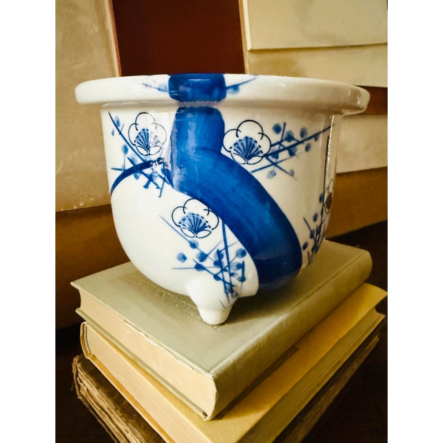 Vintage Blue and White Cherry Blossom Planter on Three Feet For Sale In Chicago - Image 6 of 7
